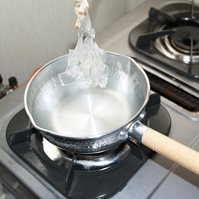 2.本品をお湯の中に入れて待つこと3分
ぐにゃりと柔らかくなります。
乾いたタオルで水気を取ってください
※やけどに注意