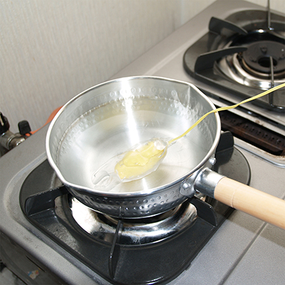 6.最後にお湯に軽く入れて表面を柔らかくして仕上げを。
失敗したら、またお湯に入れて一から作り直しが出来ます。
※電動商品と組み合わせるときは、水漏れにご注意ください。