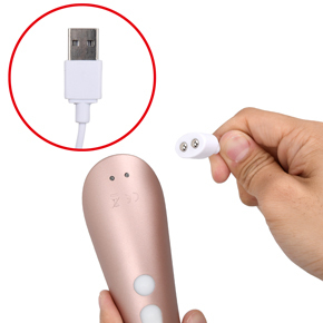 充電はUSB式となっています。プラグは磁石なので、コードを引っ張ってしまって壊す危険性もありません。