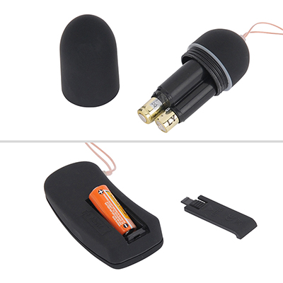 本体は単四電池×２本（付属）に変更されましたが、リモコンは12Vアルカリ電池×１本（付属）のままです。