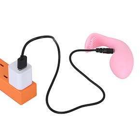 ちょっと短めの専用ケーブルを使用する、USB充電タイプです。フル充電までは約40分、連続可動は約50分。