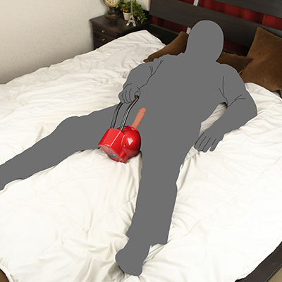 身長170cmの男性スタッフによるベッド使用イメージ。グリップを下側にして、後背位でも快適に楽しめますよ。