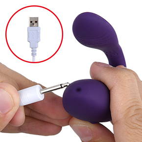 充電器は汎用性の高いUSB式。本体底部に突き刺すようにして、コードを接続します。