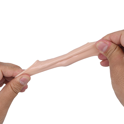 柔らか～く伸縮するゴム系の素材感です。サクッと装着しやすく、ニオイやベタ付きもないので快適に扱えます。