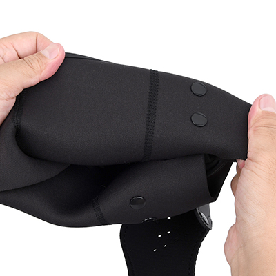 ウェットスーツなどにも使われる高性能素材、「ネオプレン」を採用。強度はありますが、ちょっと臭うのがイヤかも。