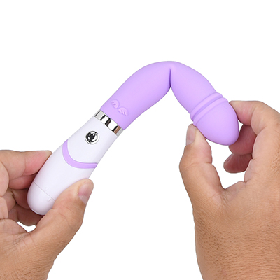 シャフトの根元や中腹が空洞になっているため、やさしい挿入感です。そのぶん、グイグイ圧迫するのは苦手。