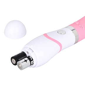 電源は単四電池×２本（付属）。グリップ底部のキャップを捻って外し、正しい向きで電池を装填してください。