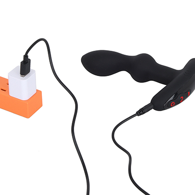 USB充電式。フル充電までは約１時間、連続可動は約60分。専用ジャックを本体のDC表記部分に差しましょう。