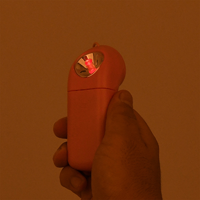背面にLEDライトを備えますが、光量が低すぎて暗闇は照らせませんでした。位置の把握くらいが精一杯かも。