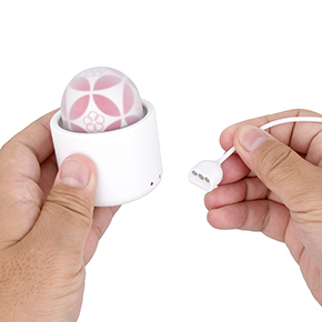 充電時は専用のマグネット式ケーブルを接続してください。ちょっと外れやすいので、置いて作業するのがベター。