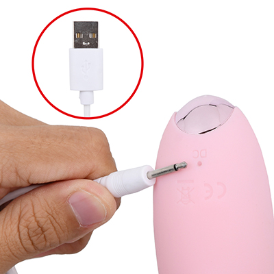 充電は汎用性の高いUSB式。バイブ底面にコードを突き刺すようにして充電します。