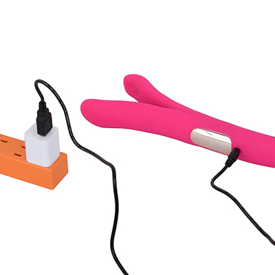 本体に専用ジャックを突き刺すタイプのUSB充電仕様。フル充電までは約２時間、連続可動は約60分です。