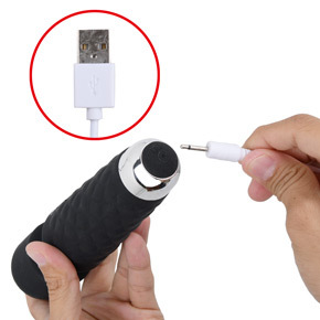 充電は汎用性の高いUSB式。電マ底部の穴にプラグを差し込みます。