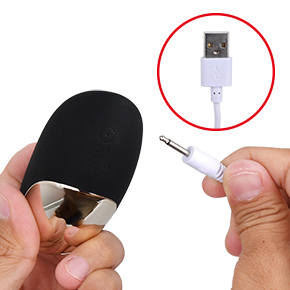 充電は汎用性の高いUSB式。本体底部の穴にプラグを差し込みます。