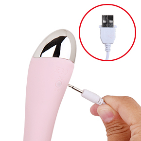 充電は汎用性の高いUSB式。本体下部の穴にプラグを差し込みます。