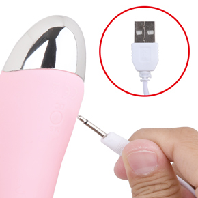 充電は汎用性の高いUSB式。本体下部の穴にプラグを差し込みます。