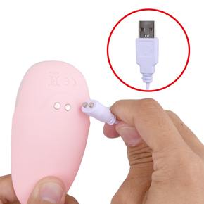 充電は汎用性の高いUSB式。また、充電器はマグネット式なので、ケーブルの破損などを防いでくれます。