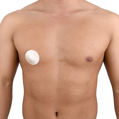 男性スタッフの標準的な乳首が見事にカバーできました。胸毛があると貼り付きにくいので、除毛した方がよさそう。