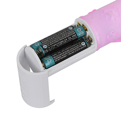 電源は単四電池×３本（付属）。フタは脱着式ではなく、スライドして開けると、そのまま立てておくことができます。