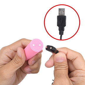 充電は汎用性の高いUSB式です。マグネットをローター底部にあてます。