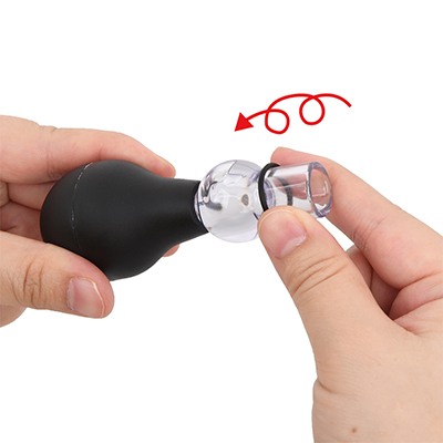 【使用手順１】吸引ノズルに付属リングを通します。ポンプによって口径が違うので、適応するリングを選びましょう。