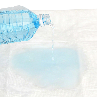 吸水性能は１枚あたり約1500ml。色付けした水道水を注ぐと、少しもこぼすことなく、グングン吸水していきます。