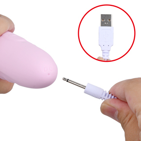 充電は汎用性の高いUSB式です。本体下部にプラグを突き刺すようにして充電します。