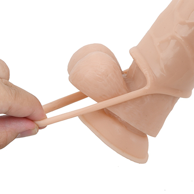 ペニスに被せたら、サック底部のゴムを玉のしたにかけて固定します。