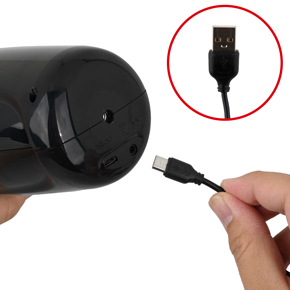 充電は汎用性の高いUSB式となっています。