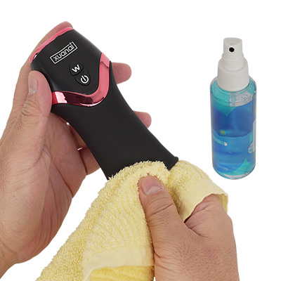 実際に浸水したので、水洗いはＮＧ。グッズクリーナーや除菌スプレーなどを駆使して、メンテナンスしましょう。