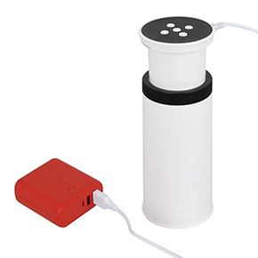 一般的なモバイルバッテリー（２Ａ電源推奨）からも給電できます。どこでも気軽に使える利便性が光ります。