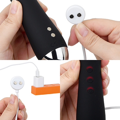 充電は汎用性の高いUSB式。磁石のプラグを本体底部にくっ付けることで充電します。充電時間は約2時間となっています。