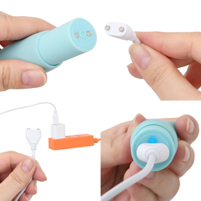 充電は汎用性の高いUSB式。磁石のプラグを本体底部にくっ付けることで充電します。充電時間は約2時間。