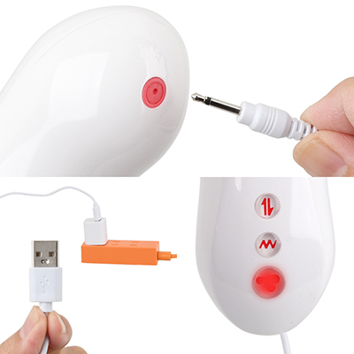 充電は汎用性の高いUSB式。バイブ底部にプラグを差し込みます。充電時間は約2時間です。