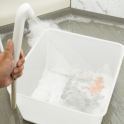 【使用手順１】中身を絞り出し、まずは水圧で勢いよく溶かします。１袋あたりお湯200Ｌが適正量とされています。