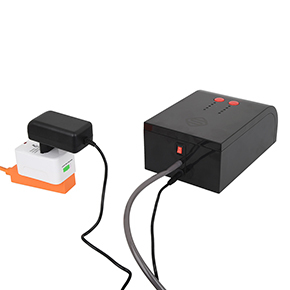 AC電源式でパワフルな吸引力が自慢です。アダプタは海外用のため、付属のプラグ変換器をご使用ください。