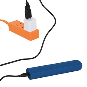 「」のケーブルでも充電可能。フル充電までは約１時間、連続可動は最大約60分。