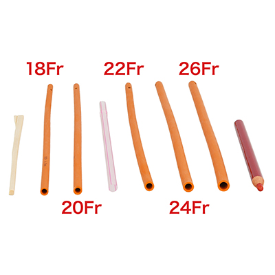 こちらは「18Fr（外径6.0mm）」～「26Fr（外径8.7mm）」までの極太モデル。ストローや赤ペンと比べてみましょう。