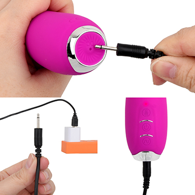 充電は汎用性の高いUSB式。充電中はライトが点滅します。
