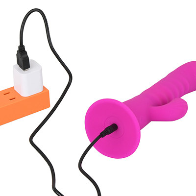本体底部に専用ジャックを突き刺すタイプのUSB充電仕様。フル充電までは約１時間、連続可動は約40分です。