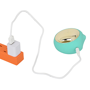 本体に専用ジャックを突き刺すUSB充電仕様。フル充電までは約２時間、連続可動は最大約60分とまずまずです。