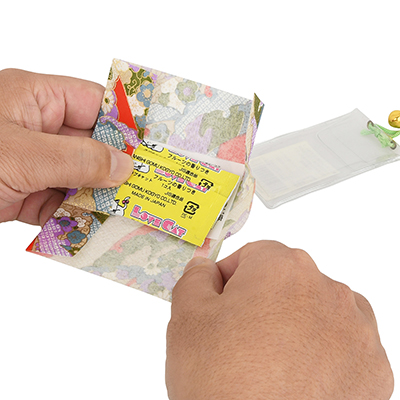 【御守コンドーム】ビニールから中身を取り出してみましょう。和紙のようなシートにコンドームが包まれています。