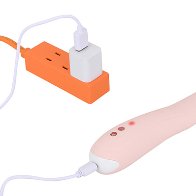 防水面で有効なマグネット端子を採用したUSB充電式。フル充電までは約2.5時間、連続可動は約60分です。