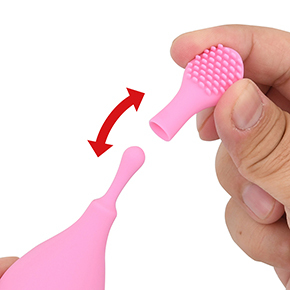 キャップの交換は簡単。本体先端にアタッチメントを被せるだけです。プレイ中にササッと作業できるのがナイス。