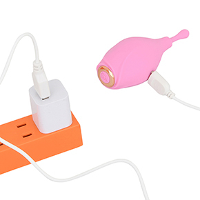 マグネット端子を採用した、USB充電式。フル充電までは約２時間、連続可動は約60分とまずまずの性能です。