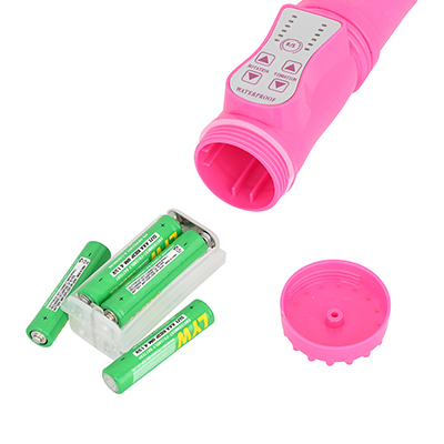 電源は単四電池×４本（付属）。グリップ底部から電池ボックスを取り出し、＋／－を正しい向きで装填しましょう。