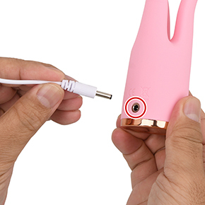 専用ジャックを突き刺すタイプのUSB充電仕様。充電中はボタン付近の内部ランプがうっすら点滅します。