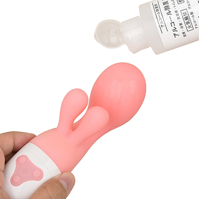 もちろん、アダルトグッズの除菌に使ってもＯＫ。高濃度なので、素材によっては塗布した表面が変化することも…。