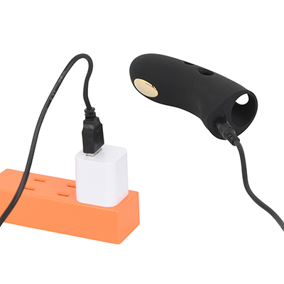 本体に専用ジャックを突き刺すタイプのUSB充電仕様。フル充電までは約１時間、連続可動は約40分です。