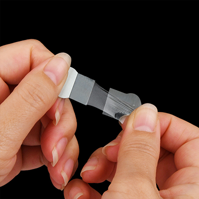 無色透明の薄型伸縮テープ。医療用素材を採用しているので肌や粘膜にもやさしく、テープなので使用後は捨てるだけと、衛生面も安心です。